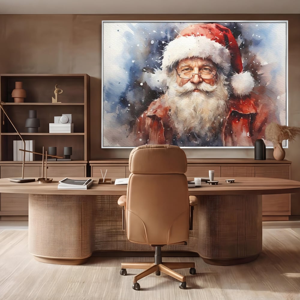 Tablou canvas cu tablou canvas cu mos craciun, in rama de aluminiu argintiu, pe perete intr-un birou